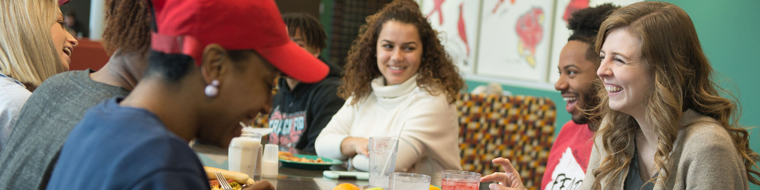 Students dine in Linkins.